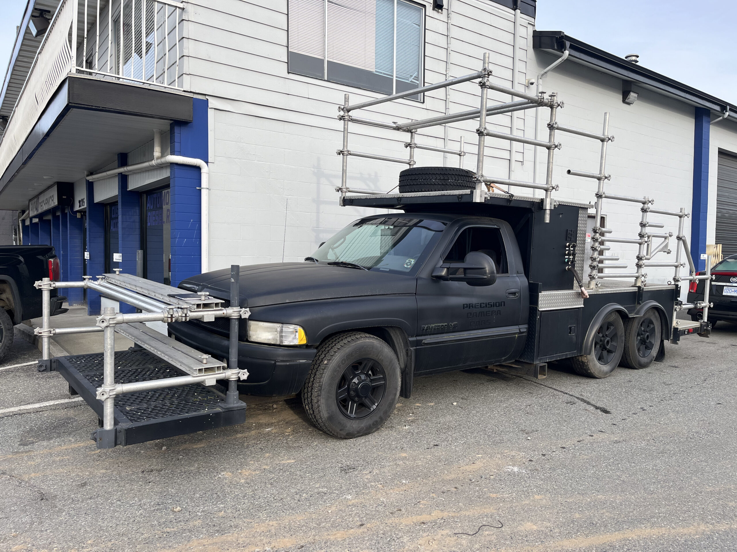 Truck with scaffolding
